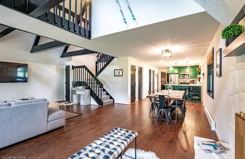 Davis House | Mystic Mama - 72 Piper LanennThe Lost Hangar - Outdoor Community pool, Wrap-Around Deck w/Hot Tub, Views!