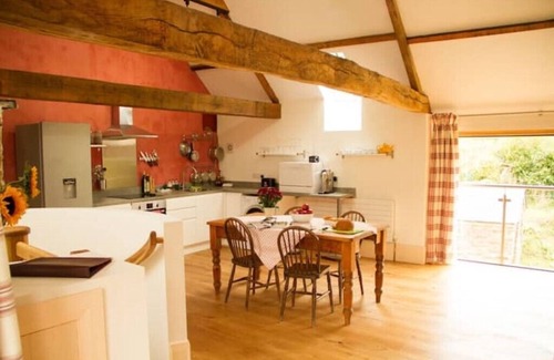 Usk Cottage | n3-4 bed Barn, open living space , pet friendly, rural, with easy access from M4