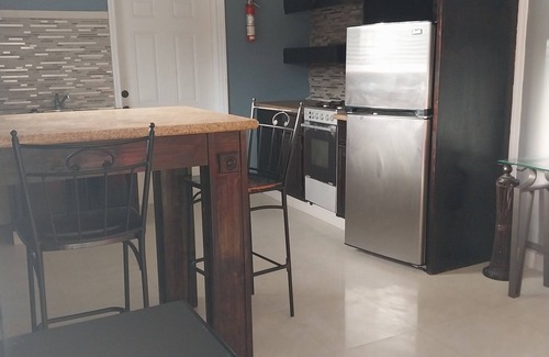 Tar Bay Apartment | n5 mins away from public beach and 3 min from grocery store!
