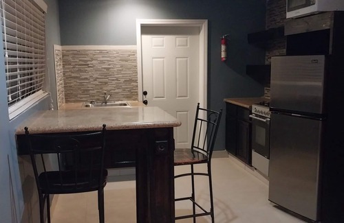 Tar Bay Apartment | n5 mins away from public beach and 3 min from grocery store!