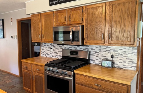 Wautoma House | NamaStay! Peaceful Lake House w/5 bedrooms, large yard, WiFi & Large kitchen