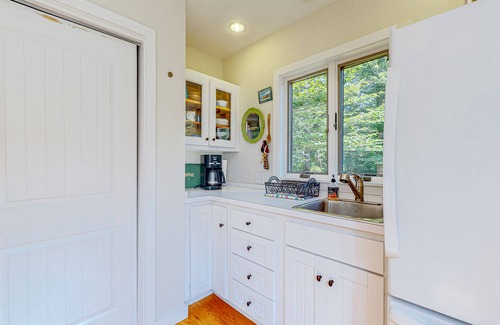 West Tisbury House | Nana's Backyard Treehouse with deck, electric/gas grills, kitchenette