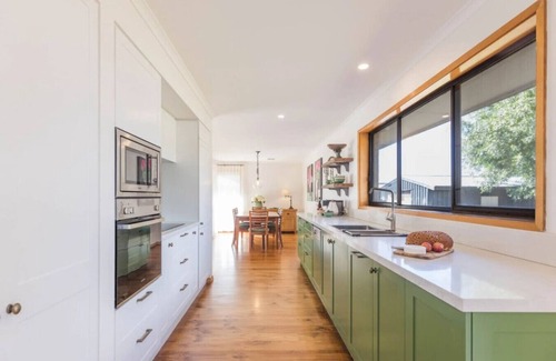 Trentham Apartment | Nancy’s of Trentham | Stylish 3BR Walk to Town