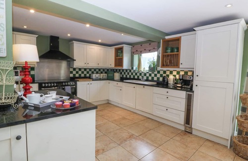 Pentraeth Cottage | NANT-YR-RHEDYN, pet friendly, luxury holiday cottage in Red Wharf Bay