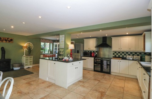 Pentraeth Cottage | NANT-YR-RHEDYN, pet friendly, luxury holiday cottage in Red Wharf Bay