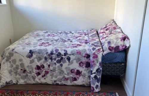 Central Lonsdale Bed & Breakfast | Naomi Home A cozy private room