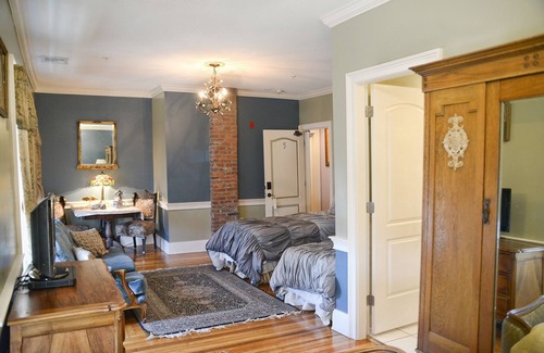 Springfield Bed & Breakfast | Naomi's Inn Bed & Breakfast