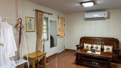Thap Than House | Narai - Homestay in Thapthan