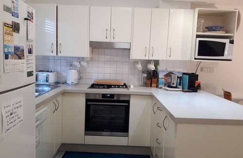 Narrabeen House | Narrabeen T/H, Master B/R, 2nd B/R x 1 Bed/Office Space, Shop, Bus, Surf 100m
