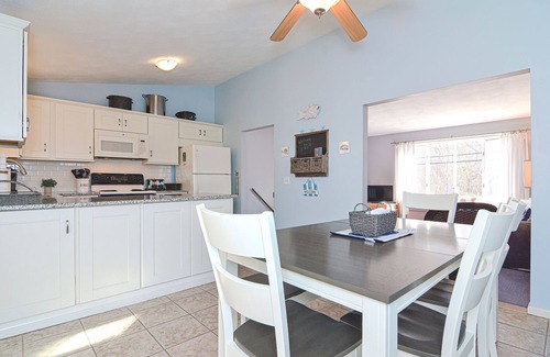 Narragansett Pier House | Narragansett Pier! Easy walk to seawall, food, shopping, playground - more!