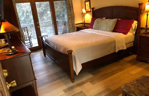 Fish Camp Hotel | Narrow Gauge Inn - King Bedroom
