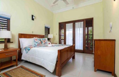 Oracabessa Villa | Naseberry Lodge at Oracabessa Hill Cottages -Cozy 2-Bedroom Villa