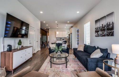 Talbot's Corner House | Nash House & Bars of Broadway with Patio Bar and Views! 8min Downtown! Sleeps 12!