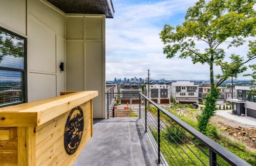 Talbot's Corner House | Nash House & Bars of Broadway with Patio Bar and Views! 8min Downtown! Sleeps 12!