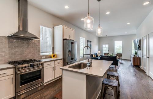 Talbot's Corner House | Nash House & Bars of Broadway with Patio Bar and Views! 8min Downtown! Sleeps 12!