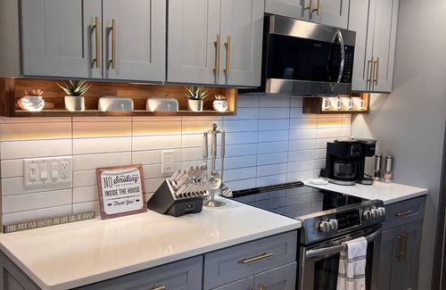 Cloverhill House | Nashville Carriage House - Charming comfy 4BR, 3BA w hot tub, firepit and albums