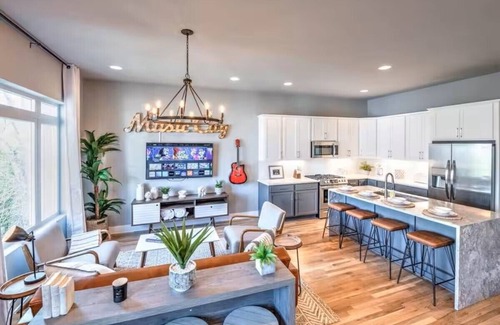 Haynes Area House | Nashville Skyline View with a Rooftop Deck that Sleeps 13 People