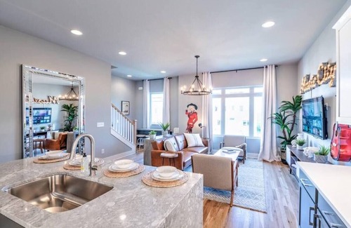 Haynes Area House | Nashville Skyline View with a Rooftop Deck that Sleeps 13 People