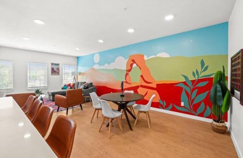 People's Freeway House | Natl Park 2BR Townhome King 2-Car Garage