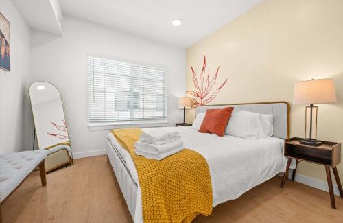 People's Freeway House | Natl Park 2BR Townhome King 2-Car Garage