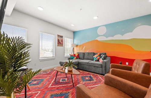 People's Freeway House | Natl Park 2BR Townhome King 2-Car Garage