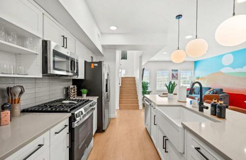 People's Freeway House | Natl Park 2BR Townhome King 2-Car Garage