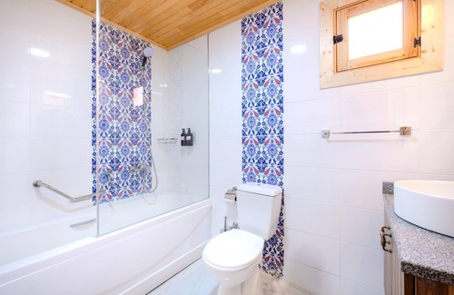 Iznik House | Natural Bungalow w Fireplace Near Iznik Lake