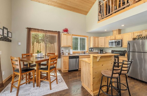 Leavenworth House | Nature Acres-Hot Tub, Yard, WIFI, EV, Dogs OK