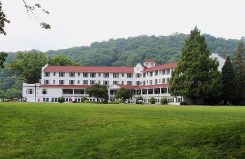 Shawnee On Delaware House | Nature-Filled Escape | Ideal for Golf Fans & Scenic Outdoor Adventures