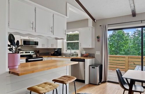 Royal Pines House | Nature Nook w/Mtn Views!-Near AVL