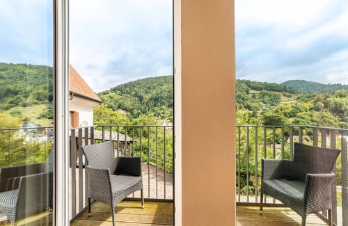 Buehlertal Apartment | Nature Room 'Stallglück' with French Balcony, Wi-Fi and Air Conditioning