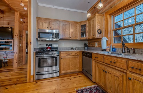 Lynn House | Nature's Den | Pet-Friendly, Mountaintop Cabin in Columbus