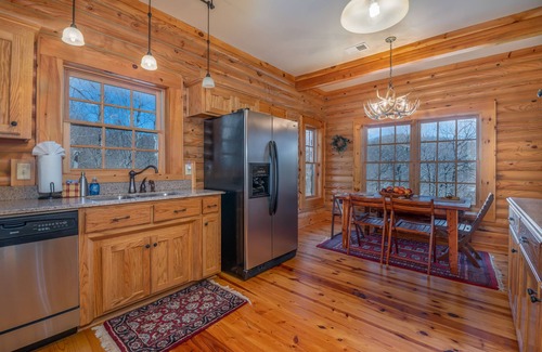 Lynn House | Nature's Den | Pet-Friendly, Mountaintop Cabin in Columbus