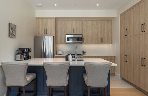 Sea to Sky Highway Apartment | ❄︎Nature's Nook❄︎ | 2 BR Newly Built | AC & Private Garage | WedgeWoods