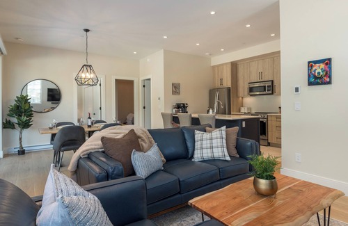 Sea to Sky Highway Apartment | ❄︎Nature's Nook❄︎ | 2 BR Newly Built | AC & Private Garage | WedgeWoods