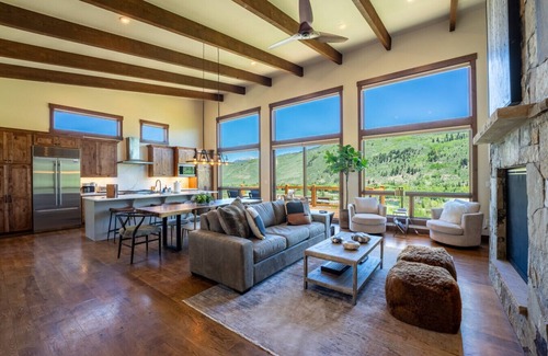 Silverthorne House | Nature's Playground Chalet - Year Round Luxury!
