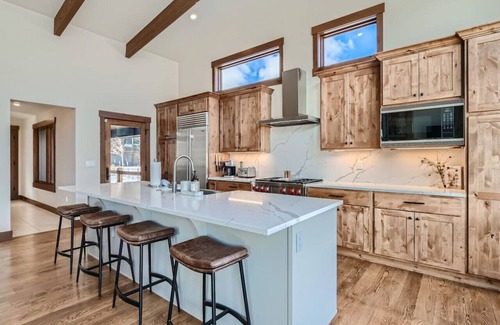 Silverthorne House | Nature's Playground Chalet - Year Round Luxury!
