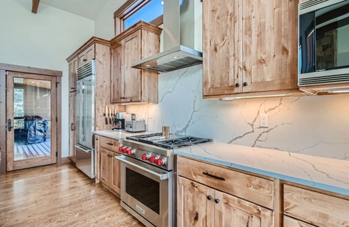 Silverthorne House | Nature's Playground Chalet - Year Round Luxury!