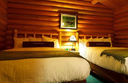 Moran Hotel | Nature's Retreat: Serene Mountain Views | 2 Family Ready Rooms | Pet-friendly