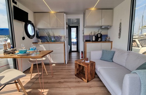 Schleswig Boat Rental | Naturnaher Urlaub auf Hausboot Aava mit Dachterrasse in Schleswig