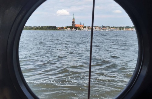 Schleswig Boat Rental | Naturnaher Urlaub auf Hausboot Aava mit Dachterrasse in Schleswig