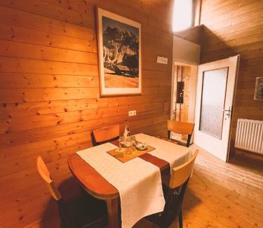 Vogtareuth Apartment | Naturnahes Familienchalet mit Garten - Wifi - Netflix - nur 15 Minuten vom Chiemsee und 35 Minuten von München entfernt