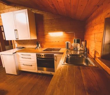 Vogtareuth Apartment | Naturnahes Familienchalet mit Garten - Wifi - Netflix - nur 15 Minuten vom Chiemsee und 35 Minuten von München entfernt