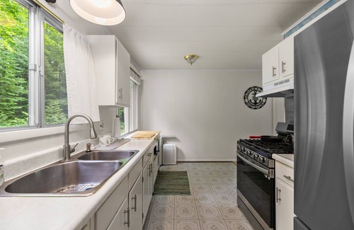 Northport House | Nautical 2-bedroom house with WiFi, AC, Water View in welcoming Northport
