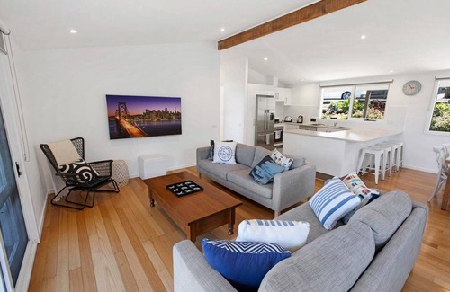Metung House | Nautique: A breathtaking view of the harbour in this treed neighbourhood