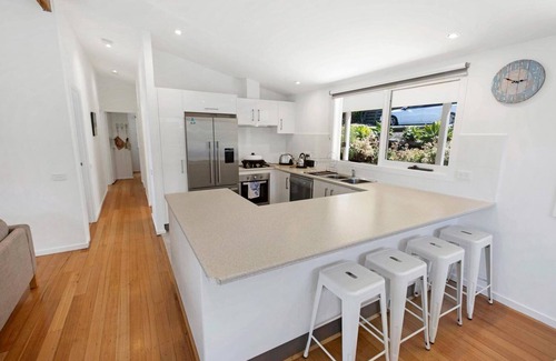 Metung House | Nautique: A breathtaking view of the harbour in this treed neighbourhood
