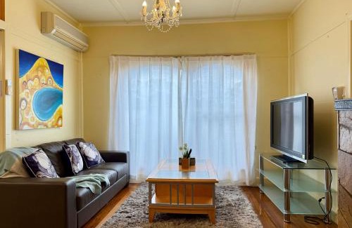 Rosebud House | Nautique Beach House - Rustic and Charming, Walk 2 Beach & Shops