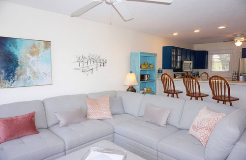 Manistee House | Navigate Manistee for beaches, pools, & outdoor adventure!