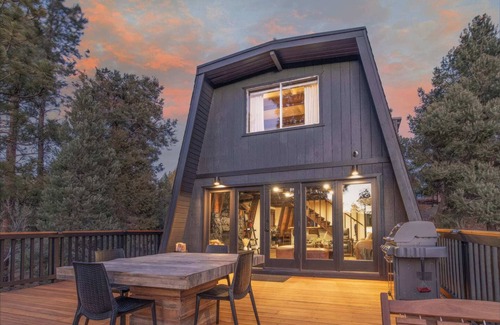 Whispering Forest House | Navigate Stays Mountainside Home Fire Pit and Deck