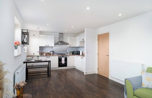 Longcroft Apartment | Near Airport - Free Parking